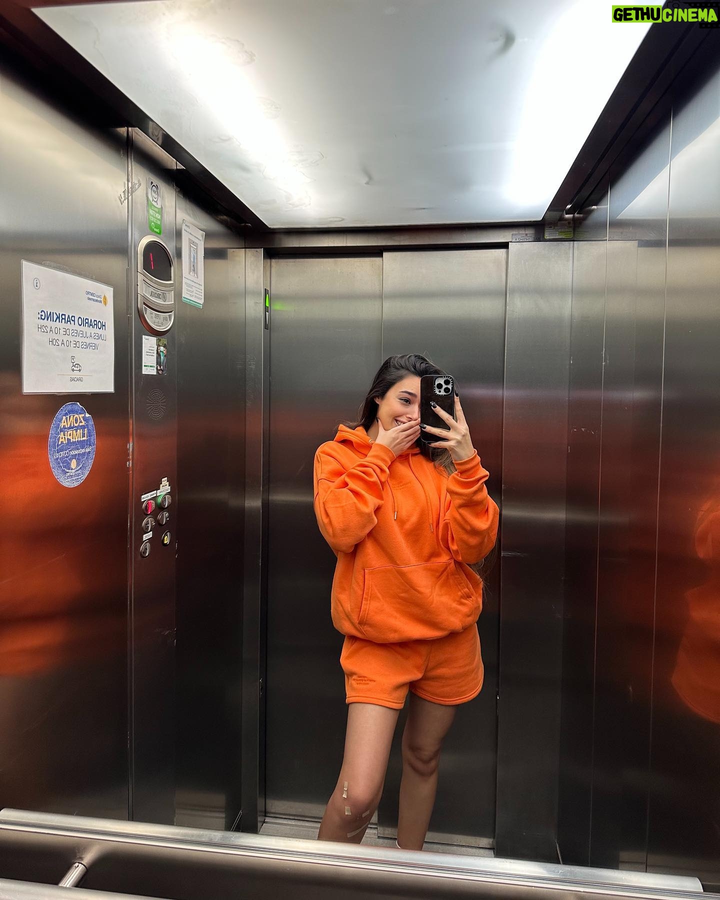 Marta Díaz Instagram - Mix de estos días 1. Bueno esta concretamente es de verano, no tengo ni la piel así, ni el bronceado 2. Lo mismo jeje 3. Camino a los ídolo ❤️ 4. Preparándome para otra polémica 😅 5. Me hicieron comprarme esa camiseta 🙃 6. Y ya de paso el gorro y las Jordan 7. La mujer más guapa de este planeta y yo. 😎 8. Siendo Rihanna x 24h 🥵 9. Mi pierna hace un mes 💔 10. Mi PIERNA AHORAAAA 🥹😭👏🏼🙏🏽🫶🏼 lo estamos consiguiendo chicosssss! 🎉🤩😍