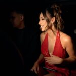 Marta Díaz Instagram – Aún sigo sin creérmelo, ya es VUESTRO, ya tenéis mi documental disponible en @primevideoes llevaba tanto tiempo queriendo decir esto, estoy en una nube después de todo lo vivido ayer, de vuestros mensajes, de toda esta locura. 
GRACIAS. Gracias a todos y cada uno de vosotros por permitirme hacer un proyecto así, espero que lo disfrutéis, que os riáis, que os llegue de verdad… 

Escribo esto entre lágrimas, personalmente ha sido un año muy complicado para mi, terminar de grabar el proyecto más importante de mi carrera completamente rota, ha sido el reto más difícil que he hecho nunca, y justo por eso para mi es el doble de especial. 

Sé que es raro decir esto, pero por una vez quiero darme las gracias a mi, siempre soy la primera en sacarme mil defectos, y en ser mi peor enemigo, pero hoy no, hoy quiero darme el gusto de decirme que estoy orgullosa de mi misma, que lo he sacado adelante, solo yo sé la fuerza y las ganas que le he tenido que poner sobretodo en ese último mes, cuando lo único que necesitaba era estar en la cama llorando, o durmiendo para que pasaran las horas, no podía conmigo, pero tampoco podía fallar, ni a vosotros, ni a todo el equipo que había detrás, he dado todo de mi, y con todo el cariño y la ilusión del mundo espero que lo disfrutéis. 

Gracias familia, por no soltarme nunca, gracias mamá por cogerme de la mano, y repetirme cada día que lo iba a conseguir, por acompañarme a las grabaciones hasta las tantas, animándome, consolándome, limpiando mis lágrimas, o llorando conmigo…
Sin importar la hora, el lugar, ni el momento, siempre estuviste.
Hermano que te voy a decir que no te haya dicho ya, esto es gracias a ti, sin ti yo no sería la persona que soy hoy, eres y serás siempre mi referente, la persona más humilde, noble y buena que conozco, nunca me has fallado y se que jamás lo harás. 

Gracias a todos vosotros una vez más, os quiero mucho, disfrutadlo. ❤️ 

Vestido hecho a medida por los mejores: @redondobrand 
Tacones: @lesilla 
Makeup: @maybelline_es gracias por acompañarme en este día tan especial
Pelo: @ghdspain x @sandrononna 
Joyas: @joyassardinero