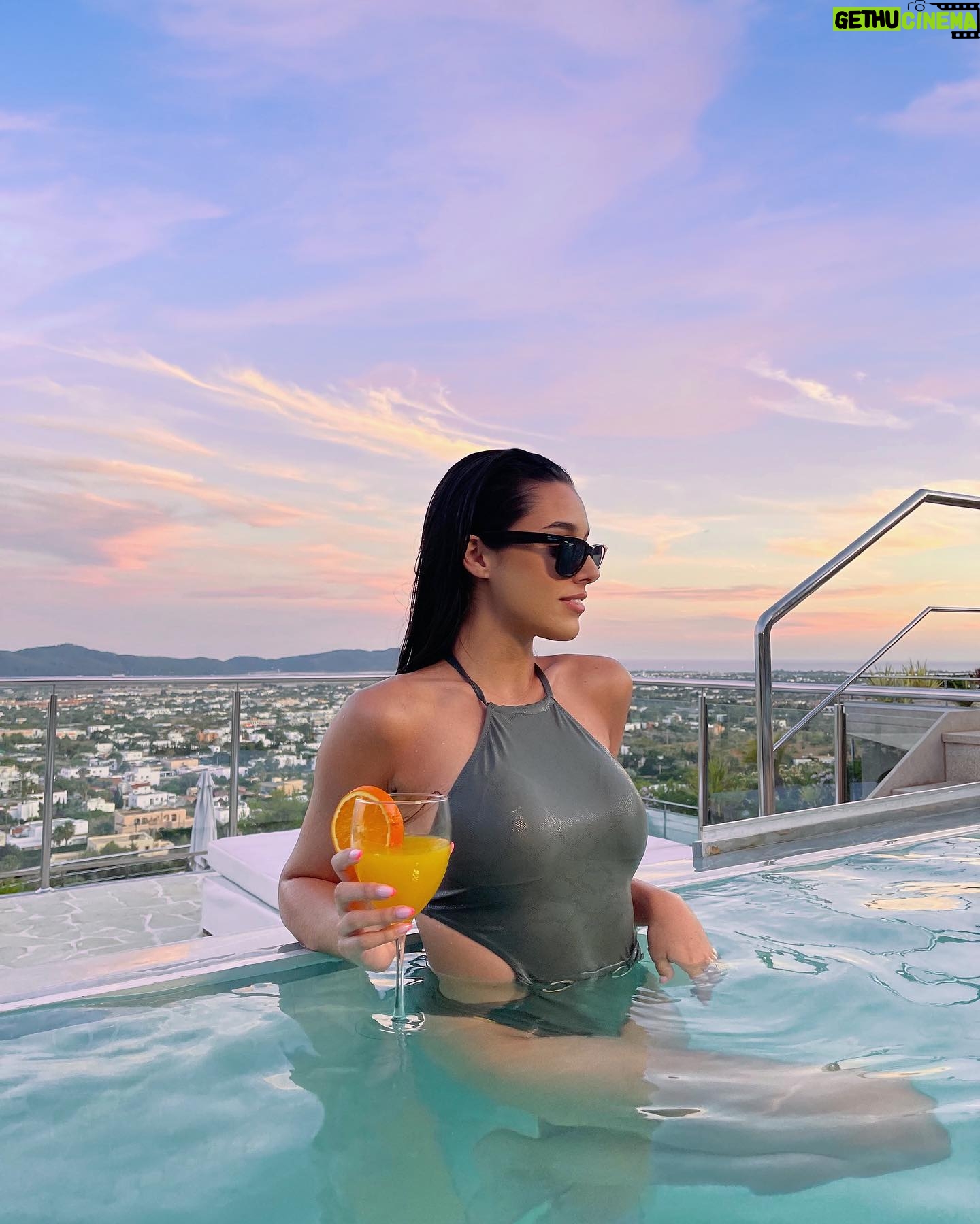 Marta Díaz Instagram - JUNIO✨🦄🌈 1. Ese atardecer de Ibiza fue muy bonito💛 2. El día de barco (mi día favorito) 3. Gofre, nuestro bebé del viaje 4. Vuelta a casa 🤤🍔🍟 5. Esperando a @alphasniper_yt 6. El barco por dentro 🫣😩 7. Yo creyéndome Toretto pero en moto de agua 8. Este outfit>>>> para el evento de @lamborghinimadrid 9. Me gusta como se me ve el pelo, dentro de poco hay cambio de look 🙃🤫🙃 10. Un día de grabación ya veréis todo (cansada de deciros esto todo el rato, pero vais a flipar) ❤️