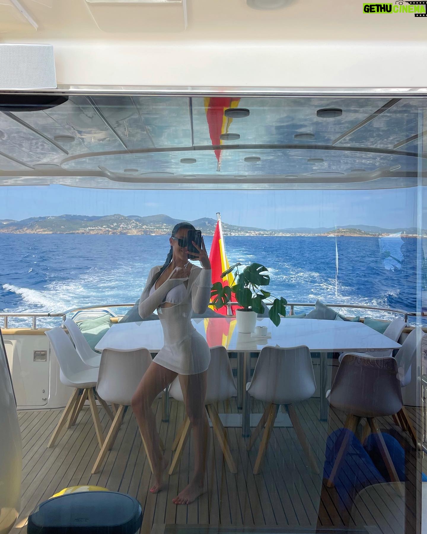 Marta Díaz Instagram - JUNIO✨🦄🌈 1. Ese atardecer de Ibiza fue muy bonito💛 2. El día de barco (mi día favorito) 3. Gofre, nuestro bebé del viaje 4. Vuelta a casa 🤤🍔🍟 5. Esperando a @alphasniper_yt 6. El barco por dentro 🫣😩 7. Yo creyéndome Toretto pero en moto de agua 8. Este outfit>>>> para el evento de @lamborghinimadrid 9. Me gusta como se me ve el pelo, dentro de poco hay cambio de look 🙃🤫🙃 10. Un día de grabación ya veréis todo (cansada de deciros esto todo el rato, pero vais a flipar) ❤️
