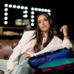 Marta Díaz Instagram – Aún sigo sin creérmelo, ya es VUESTRO, ya tenéis mi documental disponible en @primevideoes llevaba tanto tiempo queriendo decir esto, estoy en una nube después de todo lo vivido ayer, de vuestros mensajes, de toda esta locura. 
GRACIAS. Gracias a todos y cada uno de vosotros por permitirme hacer un proyecto así, espero que lo disfrutéis, que os riáis, que os llegue de verdad… 

Escribo esto entre lágrimas, personalmente ha sido un año muy complicado para mi, terminar de grabar el proyecto más importante de mi carrera completamente rota, ha sido el reto más difícil que he hecho nunca, y justo por eso para mi es el doble de especial. 

Sé que es raro decir esto, pero por una vez quiero darme las gracias a mi, siempre soy la primera en sacarme mil defectos, y en ser mi peor enemigo, pero hoy no, hoy quiero darme el gusto de decirme que estoy orgullosa de mi misma, que lo he sacado adelante, solo yo sé la fuerza y las ganas que le he tenido que poner sobretodo en ese último mes, cuando lo único que necesitaba era estar en la cama llorando, o durmiendo para que pasaran las horas, no podía conmigo, pero tampoco podía fallar, ni a vosotros, ni a todo el equipo que había detrás, he dado todo de mi, y con todo el cariño y la ilusión del mundo espero que lo disfrutéis. 

Gracias familia, por no soltarme nunca, gracias mamá por cogerme de la mano, y repetirme cada día que lo iba a conseguir, por acompañarme a las grabaciones hasta las tantas, animándome, consolándome, limpiando mis lágrimas, o llorando conmigo…
Sin importar la hora, el lugar, ni el momento, siempre estuviste.
Hermano que te voy a decir que no te haya dicho ya, esto es gracias a ti, sin ti yo no sería la persona que soy hoy, eres y serás siempre mi referente, la persona más humilde, noble y buena que conozco, nunca me has fallado y se que jamás lo harás. 

Gracias a todos vosotros una vez más, os quiero mucho, disfrutadlo. ❤️ 

Vestido hecho a medida por los mejores: @redondobrand 
Tacones: @lesilla 
Makeup: @maybelline_es gracias por acompañarme en este día tan especial
Pelo: @ghdspain x @sandrononna 
Joyas: @joyassardinero