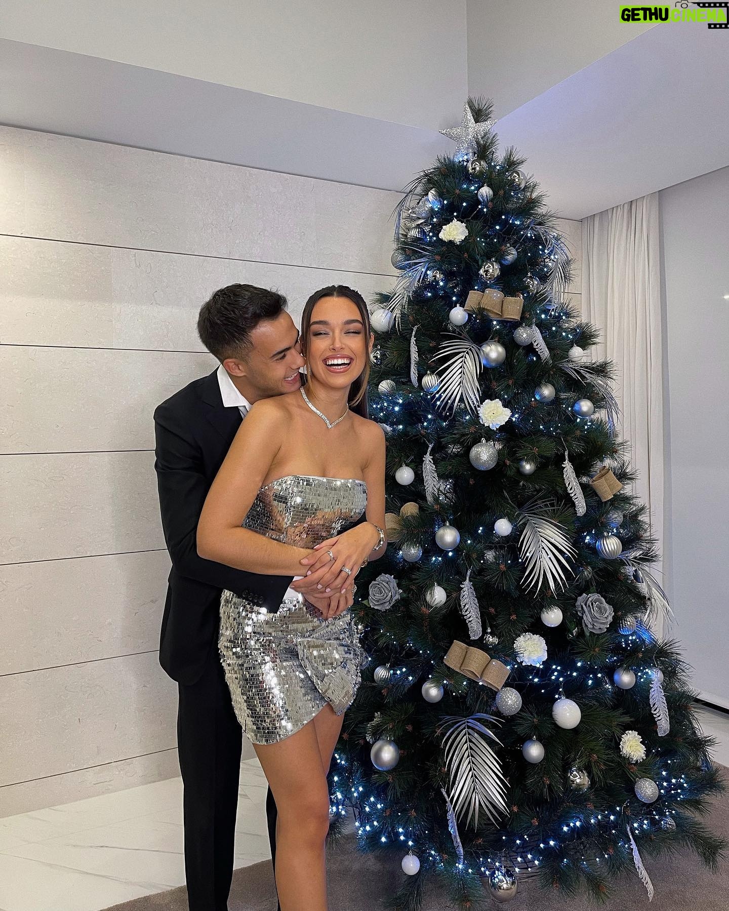 Marta Díaz - 536.2K Likes - Empezar contigo el año, no tiene precio, nuestras caras lo dicen todo, después de 3 años tomándonos las uvas (yo aceitunas) por FaceTime, pasar nuestras primeras navidades juntos en Madrid ha sido maravilloso. Feliz 2023 a todos os queremos ❤️