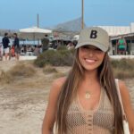 Marta Díaz Instagram – 10 fotos de estos días 
1. Me levanté con el pelo rizado de las trenzas salí al balcón, y le dije a mi hermana que me hiciese unas fotelas 😂🙏🏽
2. Así quedaron, con cara de dormida, pero guays 😴
3. Ese día estaba muy feliz 😃
4. Y ese también, Formentera, poco más que añadir 😇
5. Las trenzas de las que os hablaba🫠
6. Hermanoooo @alphasniper_yt 🫶🏼
7. La piscina del hotel 🥹
8. Ella repartidora a domicilio 🫣
9. No sé cuantas veces lo habré dicho pero quiero volver a Menorca 😪
10. Último día, maletas y vuelta a casa, y en unos días nos volvemos a irrrr 🥶