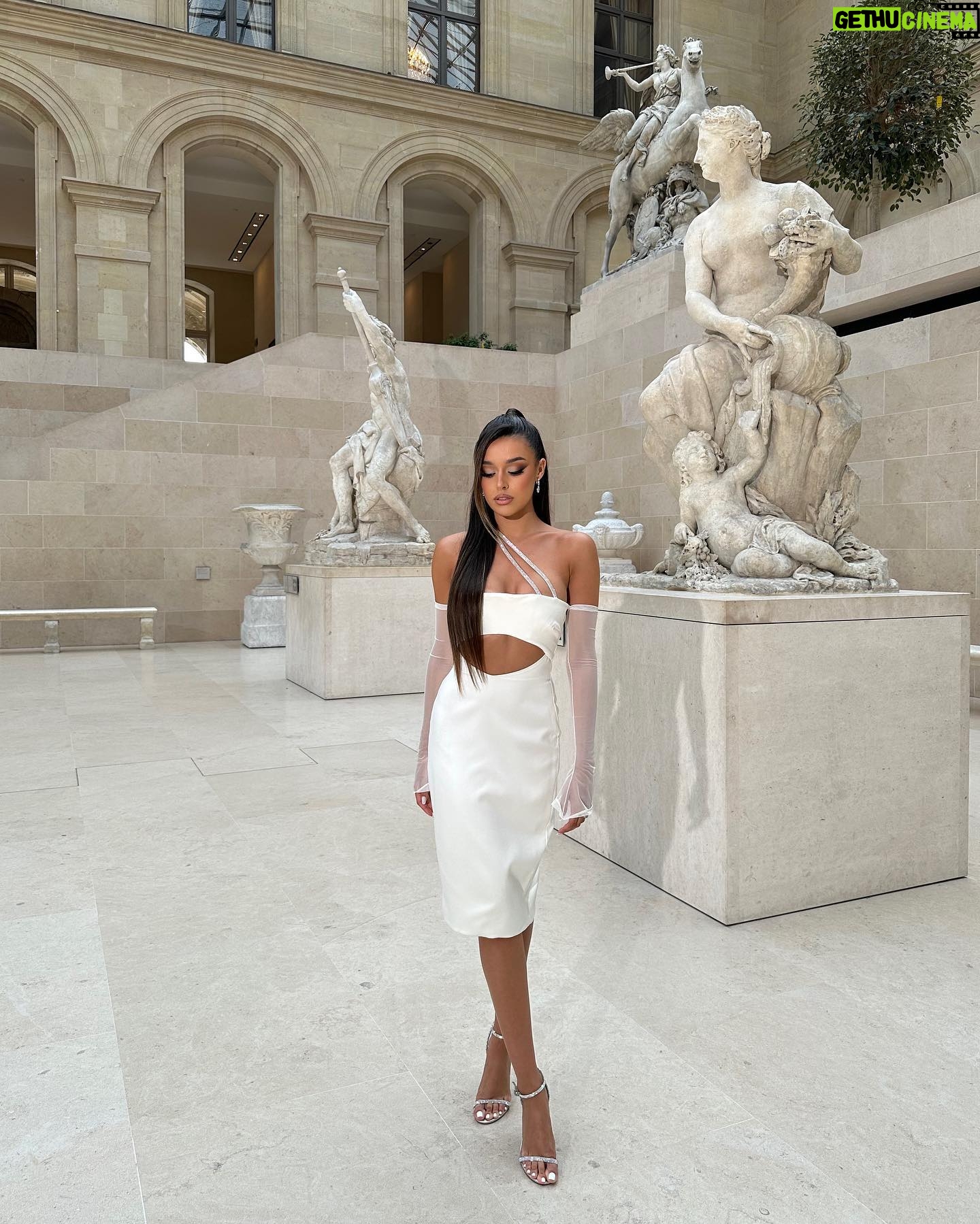 Marta Díaz Instagram - ✨ MUSEO DEL LOUVRE ✨ sigo asimilando lo que pasó ayer, estuvimos grabando a puerta cerrada en el museo, para la campaña de la nueva colección de Lancome x The Louvre 🥹 Gracias @lancomeofficial por confiar en mi un año más, como embajadora de la marca, orgullosa de ser parte de esta gran familia 🫶🏼