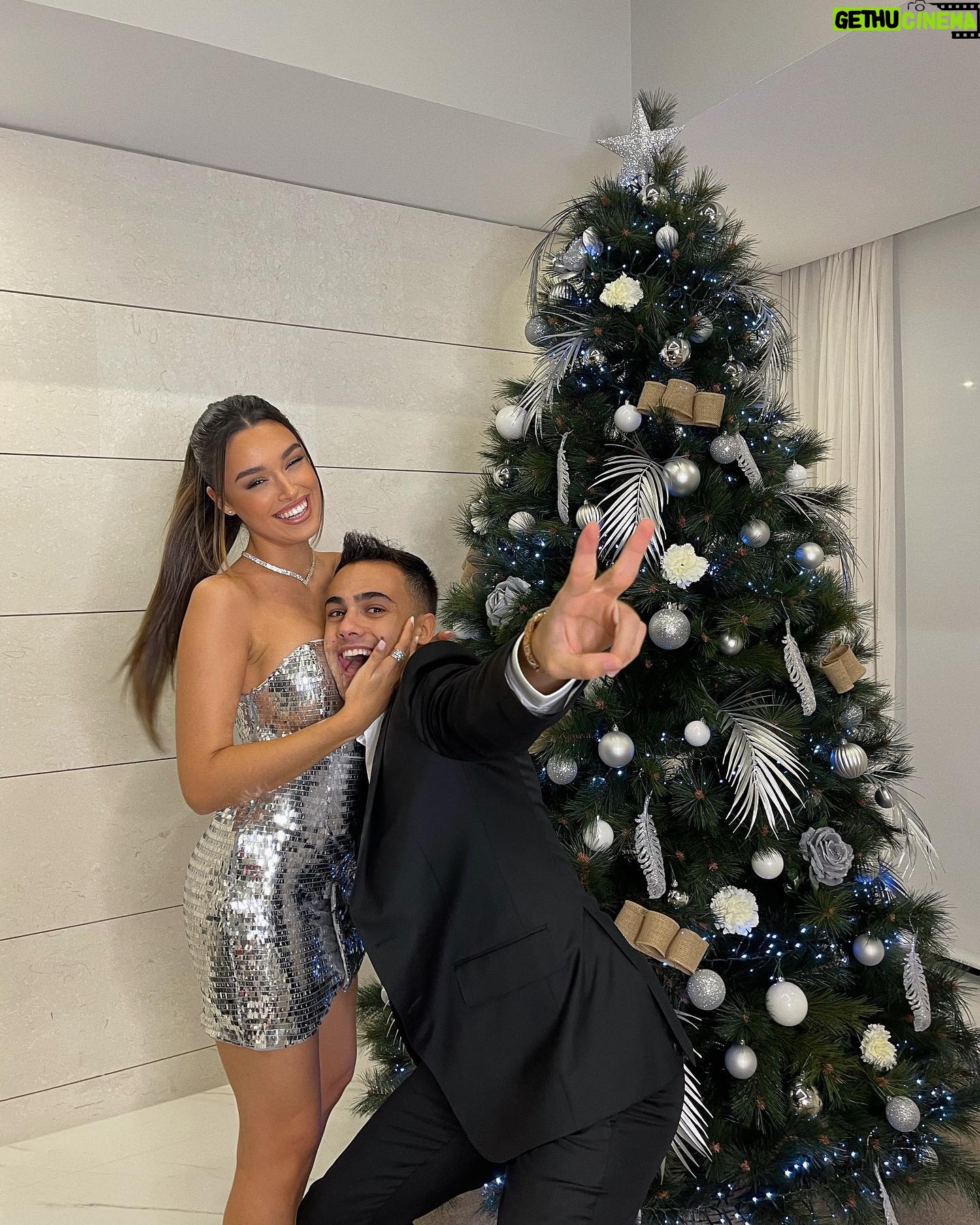 Marta Díaz - 536.2K Likes - Empezar contigo el año, no tiene precio, nuestras caras lo dicen todo, después de 3 años tomándonos las uvas (yo aceitunas) por FaceTime, pasar nuestras primeras navidades juntos en Madrid ha sido maravilloso. Feliz 2023 a todos os queremos ❤️