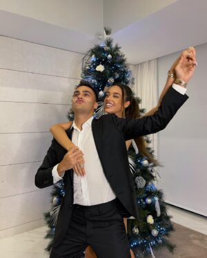 Marta Díaz Instagram - Empezar contigo el año, no tiene precio, nuestras caras lo dicen todo, después de 3 años tomándonos las uvas (yo aceitunas) por FaceTime, pasar nuestras primeras navidades juntos en Madrid ha sido maravilloso. Feliz 2023 a todos os queremos ❤️