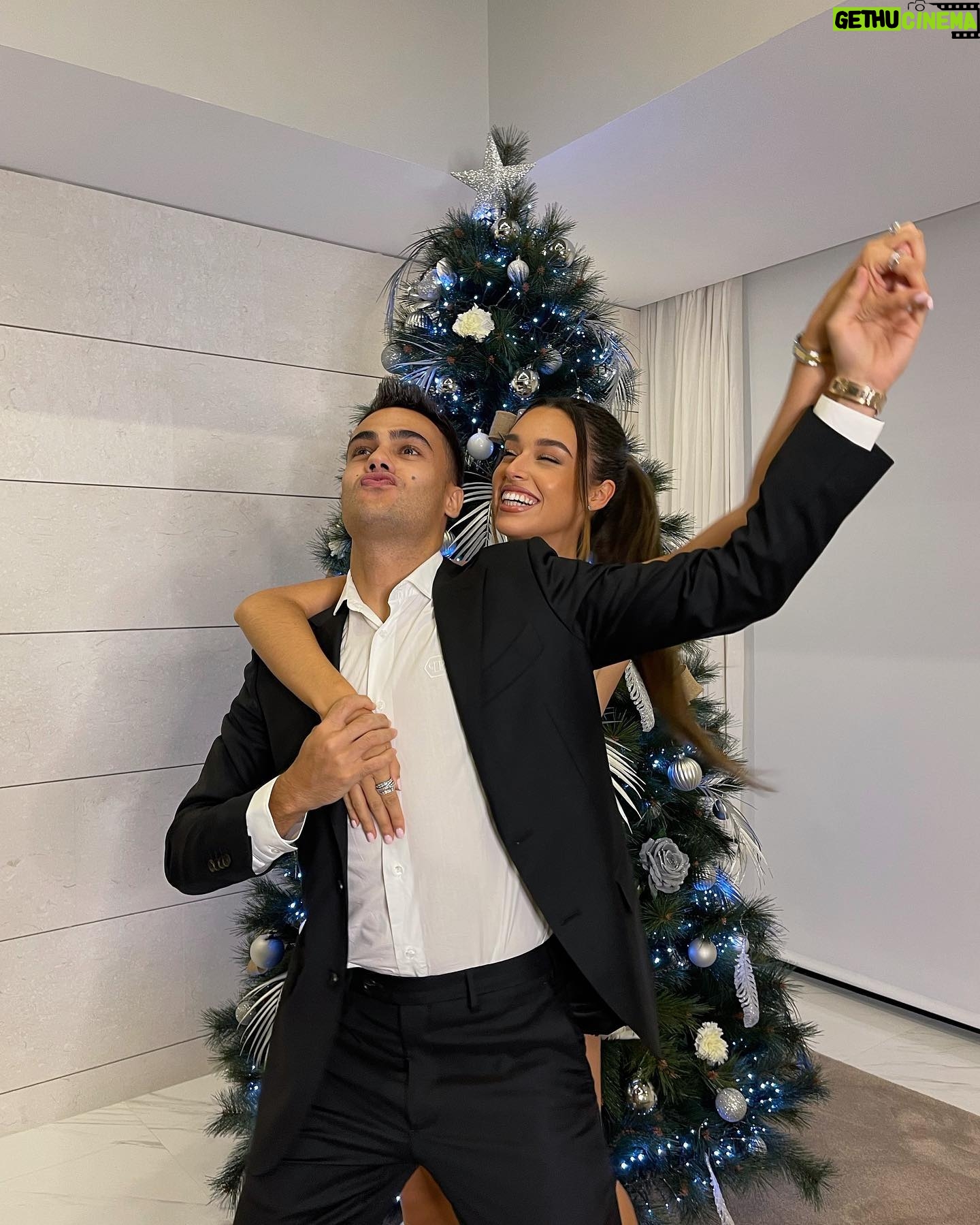 Marta Díaz - 536.2K Likes - Empezar contigo el año, no tiene precio, nuestras caras lo dicen todo, después de 3 años tomándonos las uvas (yo aceitunas) por FaceTime, pasar nuestras primeras navidades juntos en Madrid ha sido maravilloso. Feliz 2023 a todos os queremos ❤️