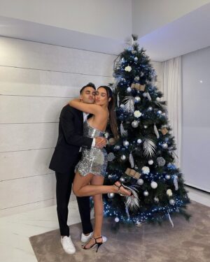 Marta Díaz Instagram - Empezar contigo el año, no tiene precio, nuestras caras lo dicen todo, después de 3 años tomándonos las uvas (yo aceitunas) por FaceTime, pasar nuestras primeras navidades juntos en Madrid ha sido maravilloso. Feliz 2023 a todos os queremos ❤️