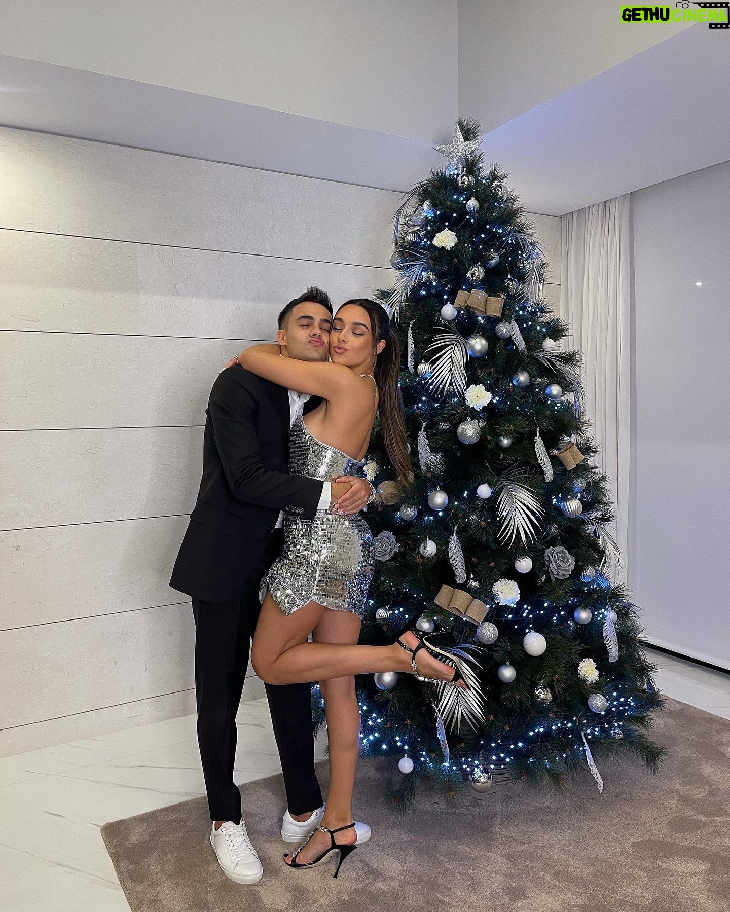 Marta Díaz - 536.2K Likes - Empezar contigo el año, no tiene precio, nuestras caras lo dicen todo, después de 3 años tomándonos las uvas (yo aceitunas) por FaceTime, pasar nuestras primeras navidades juntos en Madrid ha sido maravilloso. Feliz 2023 a todos os queremos ❤️