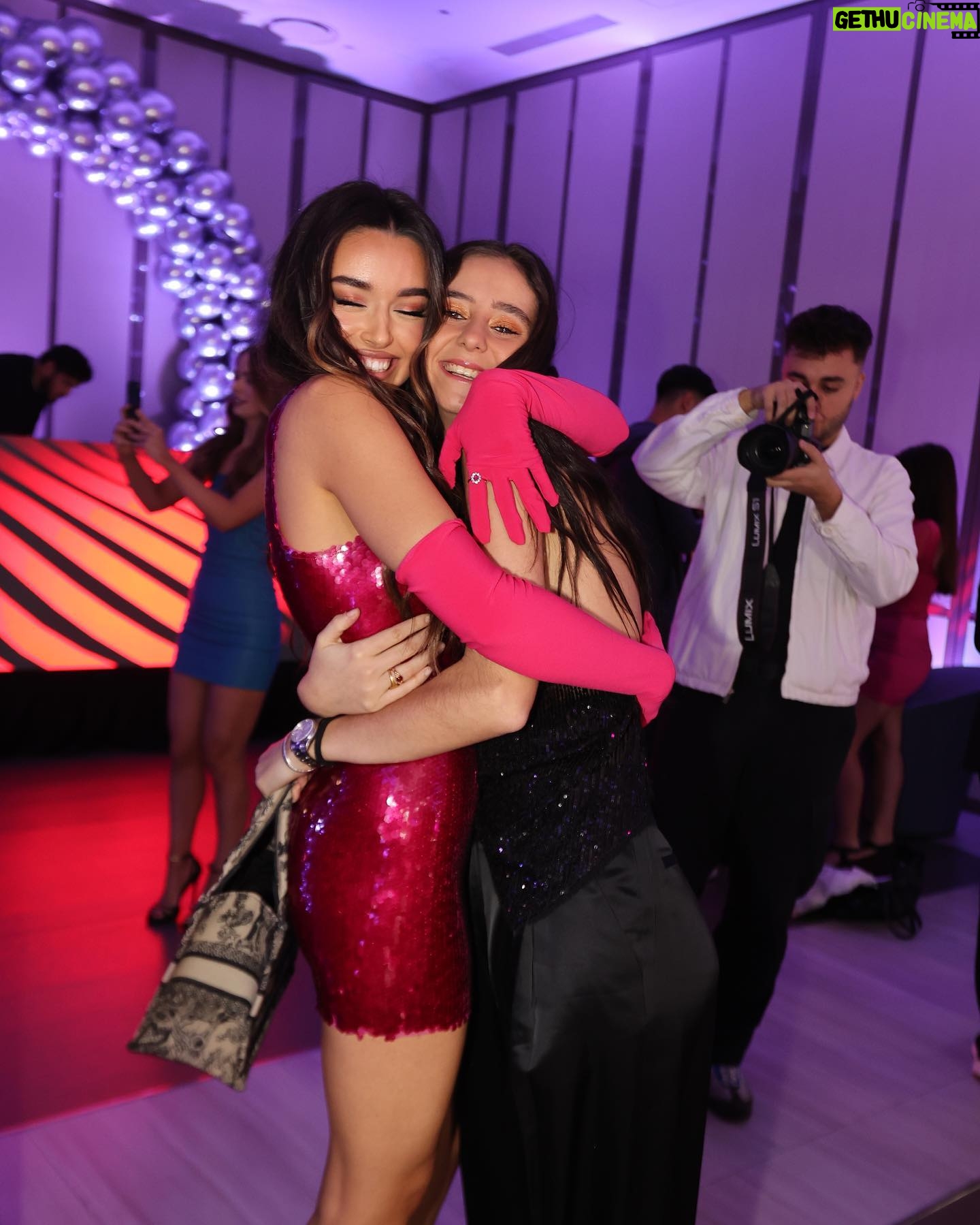 Marta Díaz Instagram - Sin palabras! Ayer fue uno de los días más increíbles de mi vida! Gracias a todas las personas que vinieron, os admiro, y os quiero, habéis hecho que mi 22 cumpleaños quede para mi recuerdo siempre! 🥹🫶🏼 Gracias @partytipieventos por la organización y la decoración tan espectacular, por hacerlo posible, y por hacer que todo saliera de 10, no esperaba menos porque sois un equipo increíble ❤️🙏🏽 También quería hacer especial agradecimiento a @gala_violin por amenizar todo el cocktail tocando TEMAZOS con el violín, fue tan bonito. A @marco.pernas @lachisteraproducciones no os imagináis os trucos de magia tan espectaculares que hacía. Por su puesto también al Robot Led, la verdad fue una locura. Nos dejó sin palabras @fran_todoluminosos @todoluminosos @limuxplussperformance El puntazo que fue que viniera @mamaeselultimo_tattoo tenía hasta cola 😂 brutal como tatuaba, súper finito 😍 Y por último a @keumo_es _es bolitas comestibles de humo. INCREÍBLES! Ya os subiré vídeos para que veáis todo todo bien! 🫶🏼 Mil gracias por las felicitaciones y por estar otro año más a mi lado! Os quiero ❤️