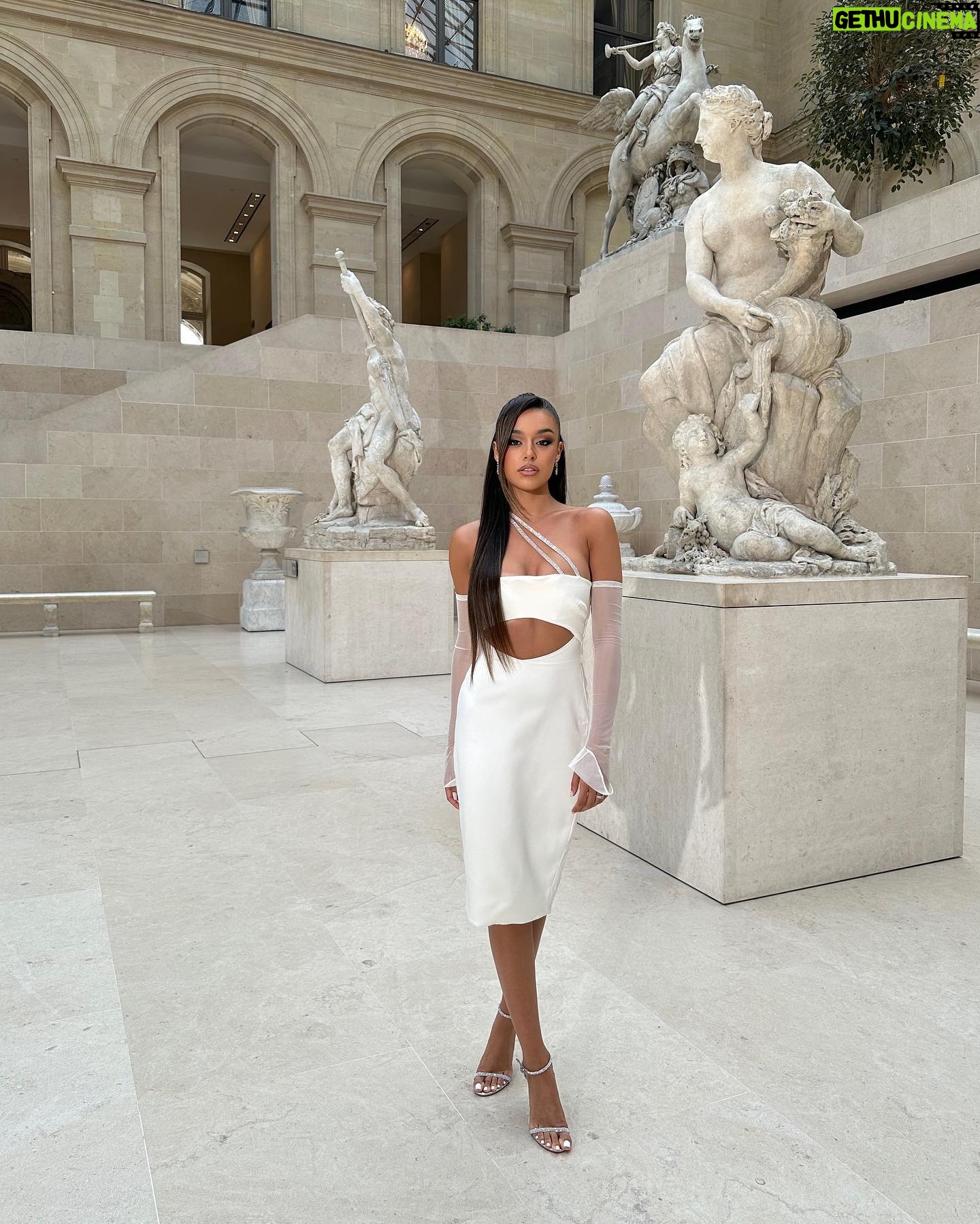 Marta Díaz Instagram - ✨ MUSEO DEL LOUVRE ✨ sigo asimilando lo que pasó ayer, estuvimos grabando a puerta cerrada en el museo, para la campaña de la nueva colección de Lancome x The Louvre 🥹 Gracias @lancomeofficial por confiar en mi un año más, como embajadora de la marca, orgullosa de ser parte de esta gran familia 🫶🏼