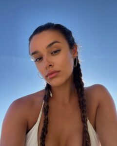 Marta Díaz Instagram - 10 fotos de estos días 1. Me levanté con el pelo rizado de las trenzas salí al balcón, y le dije a mi hermana que me hiciese unas fotelas 😂🙏🏽 2. Así quedaron, con cara de dormida, pero guays 😴 3. Ese día estaba muy feliz 😃 4. Y ese también, Formentera, poco más que añadir 😇 5. Las trenzas de las que os hablaba🫠 6. Hermanoooo @alphasniper_yt 🫶🏼 7. La piscina del hotel 🥹 8. Ella repartidora a domicilio 🫣 9. No sé cuantas veces lo habré dicho pero quiero volver a Menorca 😪 10. Último día, maletas y vuelta a casa, y en unos días nos volvemos a irrrr 🥶