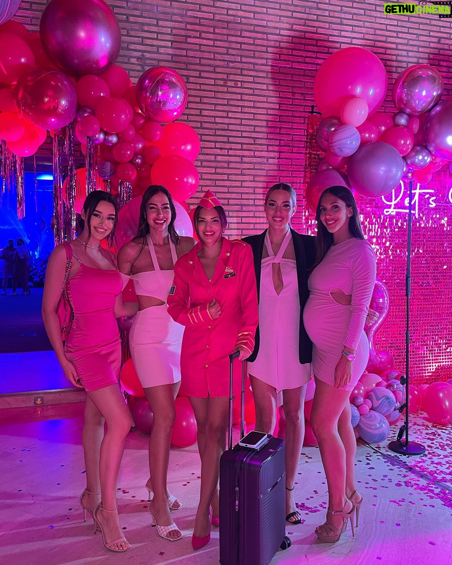 Marta Díaz Instagram - MI SEMANA EN 10 FOTOS: 1. Planes con ellos (haciendo match con el outfit) 2. Pink Party 3. Llegar a casa después de un mal día y ver el detallito que me preparó Sergio 4. El partido de ayer 5. Encontrarme con dos chicos súper majos, les pedí una foto 6. El salón de la planta de abajo 😍 donde hacemos los campeonatos del uno 7. Lo cuqui que está cuando duerme 😂 8. Los más guapos de la fiesta Ali, Álvaro y Sergio 9. Con mis chicas 10. Domingos