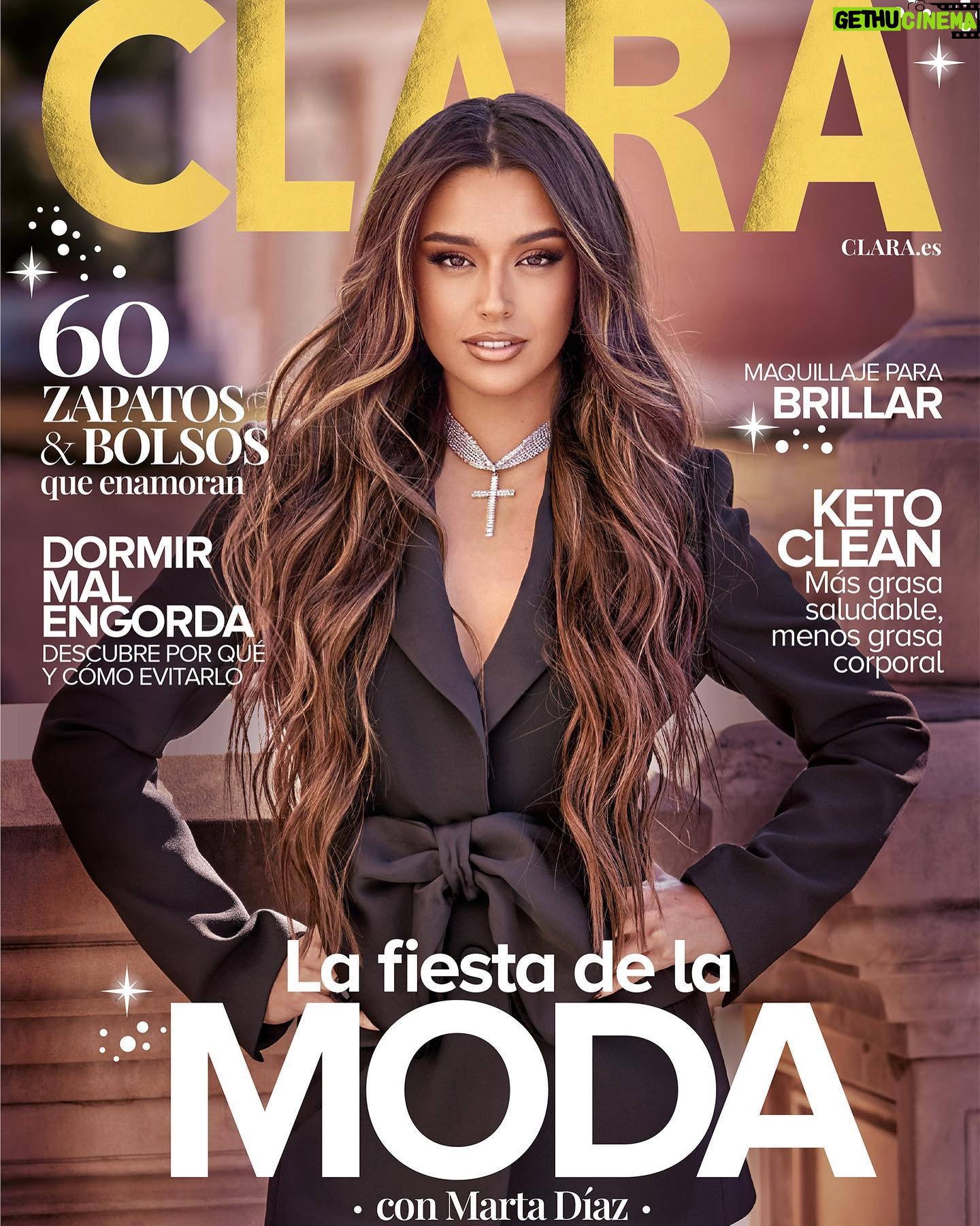 Marta Díaz Instagram - NO ME LO PUEDOOOO CREER!!! 🥹🥹🥹 soy la portada de la @revistaclara noviembre - diciembre para mi esto es demasiado, la ilusión y el cariño que le hemos puesto… 😍🥹✨ La podéis conseguir hasta finales de Diciembre Gracias a tooodo el equipazo! ✨ Fotografía y edición by: @valero_rioja Pelo: @ghdspain @sandrononna Estilismo: @nataliabengoechea