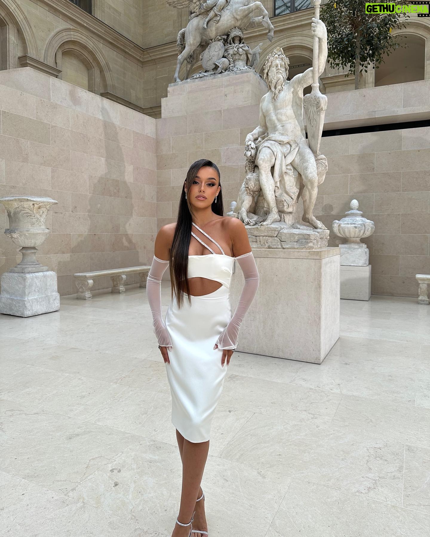 Marta Díaz Instagram - ✨ MUSEO DEL LOUVRE ✨ sigo asimilando lo que pasó ayer, estuvimos grabando a puerta cerrada en el museo, para la campaña de la nueva colección de Lancome x The Louvre 🥹 Gracias @lancomeofficial por confiar en mi un año más, como embajadora de la marca, orgullosa de ser parte de esta gran familia 🫶🏼