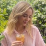 Marta Hazas Instagram - publi. Ahora que llega el verano os voy a contar un tip de belleza que aplico en mi rutina diaria. Cuido mi pelo, mi piel y uñas con los péptidos de colágeno Beauty collagen de @vitalproteins.es Esta gama es diferente porque contiene Ácido Hialurónico y Biotina. Ésta última ayuda a mejorar la elasticidad, tonicidad y firmeza de la piel; al cabello le ayuda a tener más brillo, espesor, suavidad, y fortalece las uñas. Y además, tenéis un 15% de descuento en toda su web así que, ¡Os animo a probarlo! Yo me lo preparo así: - vaso de agua con unos 250 ml - 2 cacitos de péptidos de colágeno Beauty Collagen rodaja de limón o fruta que te apetezca (yo exprimo unas gotitas de limón) #CuidarseEsVital *no superar la dosis diaria recomendada