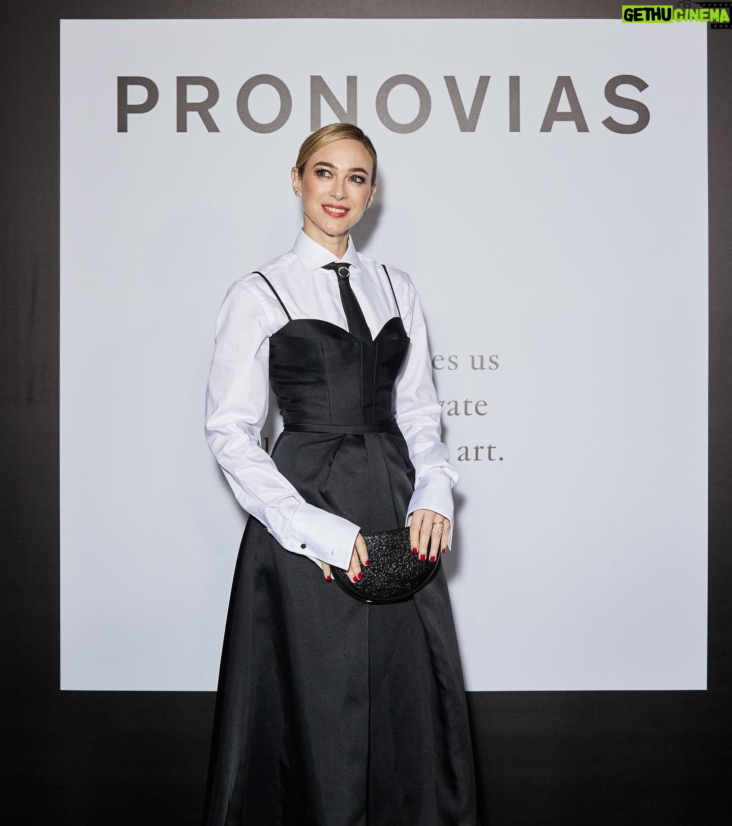 Marta Hazas Instagram - Una noche maravillosa. “It’s not about wedding dresses. It’s about art”. Después del desfile de @pronovias de ayer, estoy pensando que tengo que volver a casarme. (Con el mismo claro, lo digo por los vestidazos…) . #pronoviasfashionshow @areacg