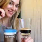 Marta Hazas Instagram - Alegrándome la primavera con mi Espresso Martini😋 hecho con la nueva variedad de la familia @vitalproteins.es con péptidos de colágeno sabor chocolate, sin azúcares ni gluten. Qué buena idea el que se inventó la hora del aperitivo y del afterwork. Si te gustan los cócteles, no tienes por qué renunciar a cuidarte y tener una piel más firme, fresca y joven. Os dejo mi receta: 🍸Espresso Collagen Martini (alcohol opcional): INGREDIENTES • 2 cucharadas soperas de péptidos de colágeno de chocolate de Vital Proteins • 1 taza de espresso preparado • Un chorrito de Vodka • Granos de espresso (guarnición opcional) Quién diría que cuidarse sería tan fáaacil!!! *no superar la dosis diaria recomendada #CuidarseEsVital #ad