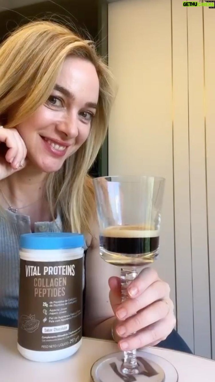 Marta Hazas Instagram - Alegrándome la primavera con mi Espresso Martini😋 hecho con la nueva variedad de la familia @vitalproteins.es con péptidos de colágeno sabor chocolate, sin azúcares ni gluten. Qué buena idea el que se inventó la hora del aperitivo y del afterwork. Si te gustan los cócteles, no tienes por qué renunciar a cuidarte y tener una piel más firme, fresca y joven. Os dejo mi receta: 🍸Espresso Collagen Martini (alcohol opcional): INGREDIENTES • 2 cucharadas soperas de péptidos de colágeno de chocolate de Vital Proteins • 1 taza de espresso preparado • Un chorrito de Vodka • Granos de espresso (guarnición opcional) Quién diría que cuidarse sería tan fáaacil!!! *no superar la dosis diaria recomendada #CuidarseEsVital #ad