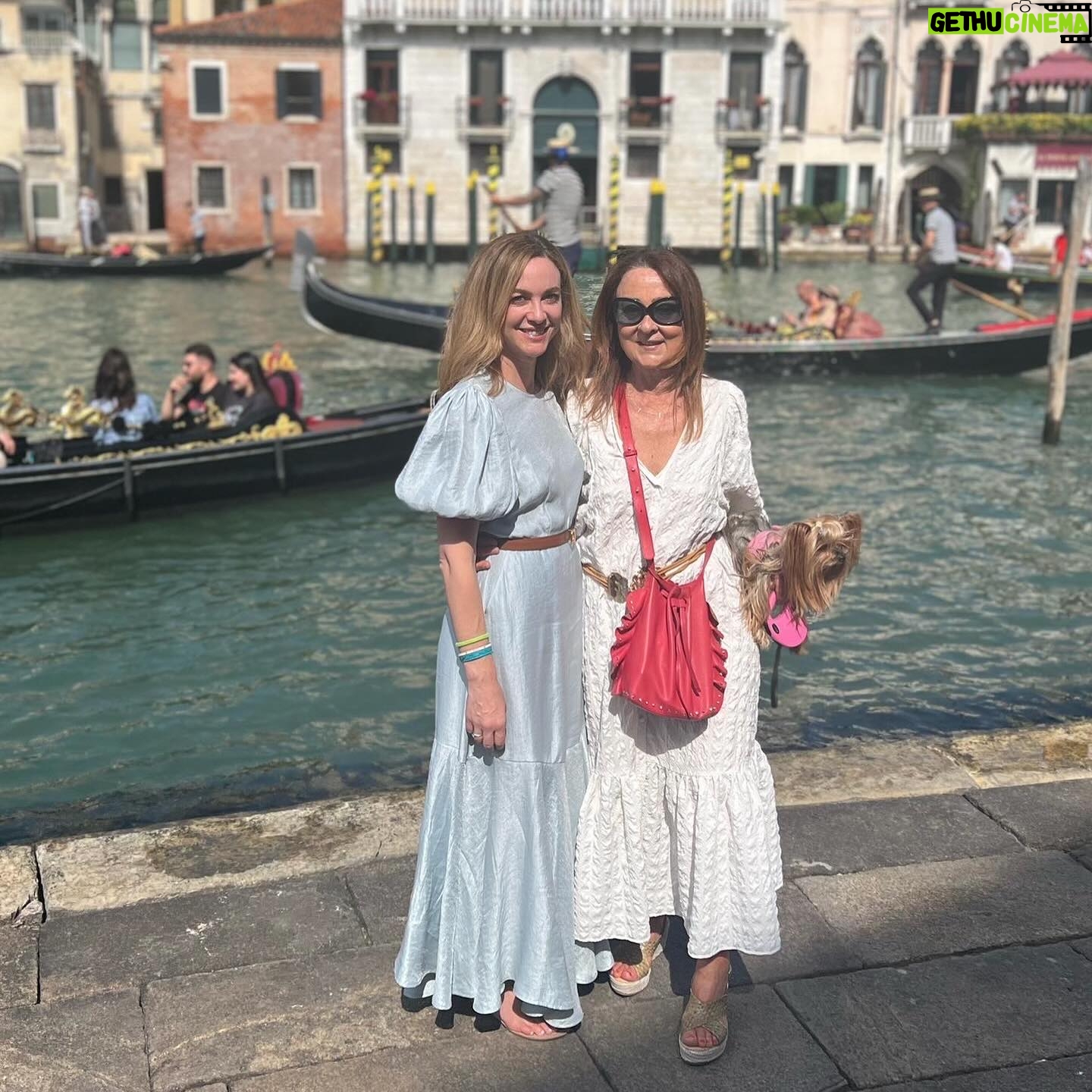 Marta Hazas Instagram - Felicidades mami ❤️ Mucho mundo por recorrer juntas 🌎👯♀️ . Te quiero @marietacuesta (en verano mi madre era Diana Ross)