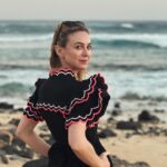 Marta Hazas Instagram - Tirando de carrete de hace dos semanas y cara de sé cosas. . (Es la misma foto andando rápido en un metro cuadrado y cambiando mucho de pose en poco tiempo, que @veigajavier no tiene paciencia para el posado y los mares horizontales. Estos están bastante bien )