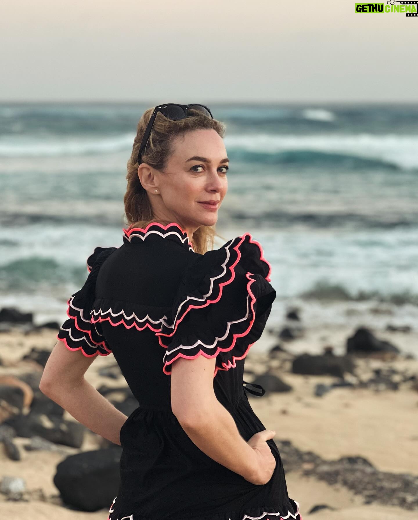 Marta Hazas Instagram - Tirando de carrete de hace dos semanas y cara de sé cosas. . (Es la misma foto andando rápido en un metro cuadrado y cambiando mucho de pose en poco tiempo, que @veigajavier no tiene paciencia para el posado y los mares horizontales. Estos están bastante bien )