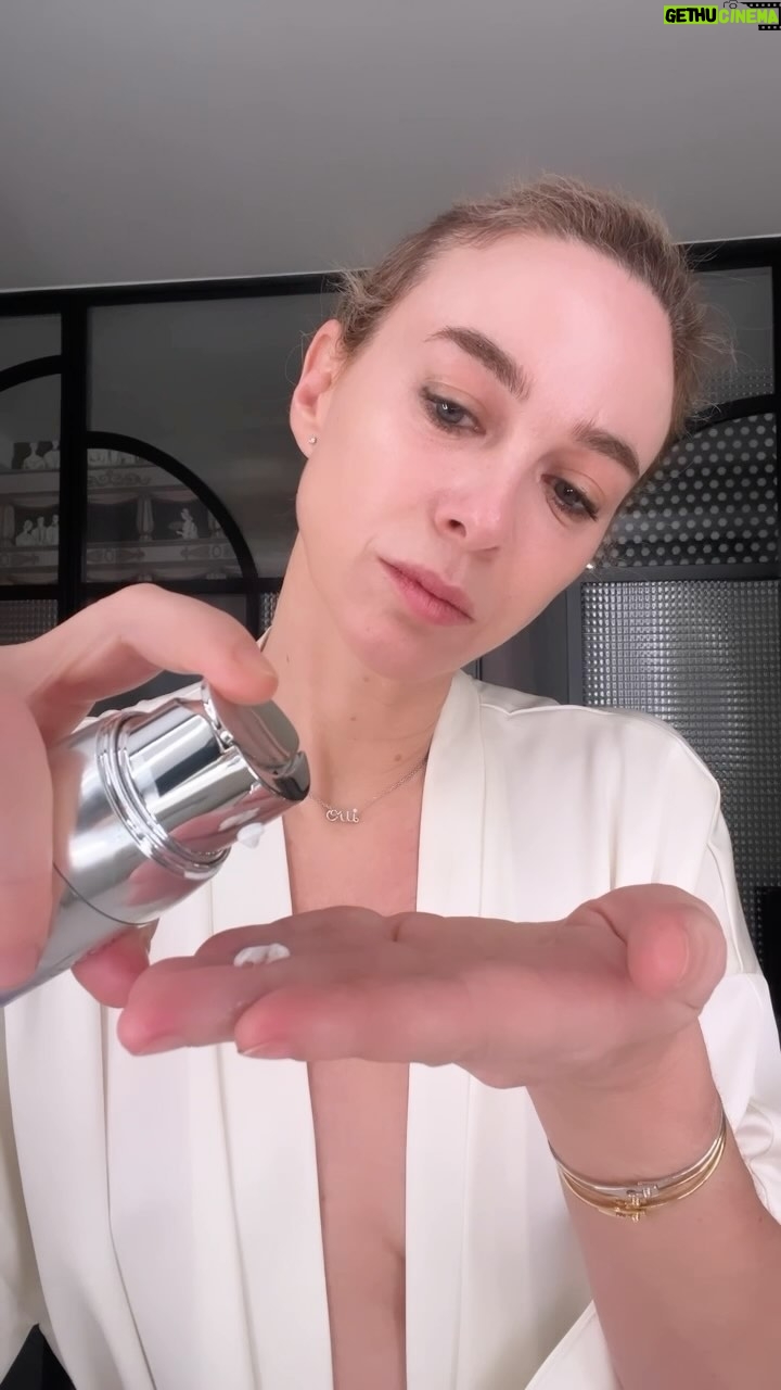 Marta Hazas Instagram - PUBLI. Mi rutina favorita Rénergie de @lancome.official ahora en 3 pasos con el nuevo lanzamiento RENERGIE H.C.F TRIPLE SERUM OJOS : PASO 1: RÉNERGIE H.C.F. TRIPLE SERUM de alta eficacia antiedad PASO 2: RENERGIE H.C.F TRIPLE SERUM OJOS la novedad para reducir líneas de expresión, bolsas y dar luminosidad al contorno de ojos. Con efecto lifting! PASO 3: RÉNERGIE H.C.N. 300 PEPTIDE CREAM Mi crema regeneradora antiedad que ya conocéis Con este triplete es muy fácil tener una piel de cine, gracias a sus poderosos ingredientes -ÁCIDO HIALURÓNICO -VITAMINA C NIACINAMIDA -VITAMINA F: SUAVIZA LA PIEL DEL CONTORNO DE LOS OJOS . @beautyexpertlancome #SKINCARE #MYRENERGIETREATMENT #embajadora
