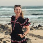 Marta Hazas Instagram – Tirando de carrete de hace dos semanas
 y cara de sé cosas. 
.
(Es la misma foto andando rápido en un metro cuadrado y cambiando mucho de pose en poco tiempo, que @veigajavier no tiene paciencia para el posado y los mares horizontales. Estos están bastante bien )
