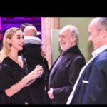 Marta Hazas Instagram - Ayer celebramos los 25 años de @diagonaltelevisio La productora que me dio la oportunidad de ser BANDOLERA durante 2 años y más de 500 capítulos La foto 3 y 4 son el fiel reflejo de trabajar con ellos. Son buen rollo, risas, casa, mi primer protagonista y con ganas de volver a coincidir por los caminos, a la carrera🎶🎶🎶 Sara Reeves siempre será de mis personajes favoritos. Hicimos una pedazo serie diaria que bien vale un prime time la podéis ver en @atresplayer . look @the2ndskinco #makeup @robertosiguero para @lancomeofficial @beautyexpertlancome #25añoscontandohistorias @jaume_banacolocha #joannoguera