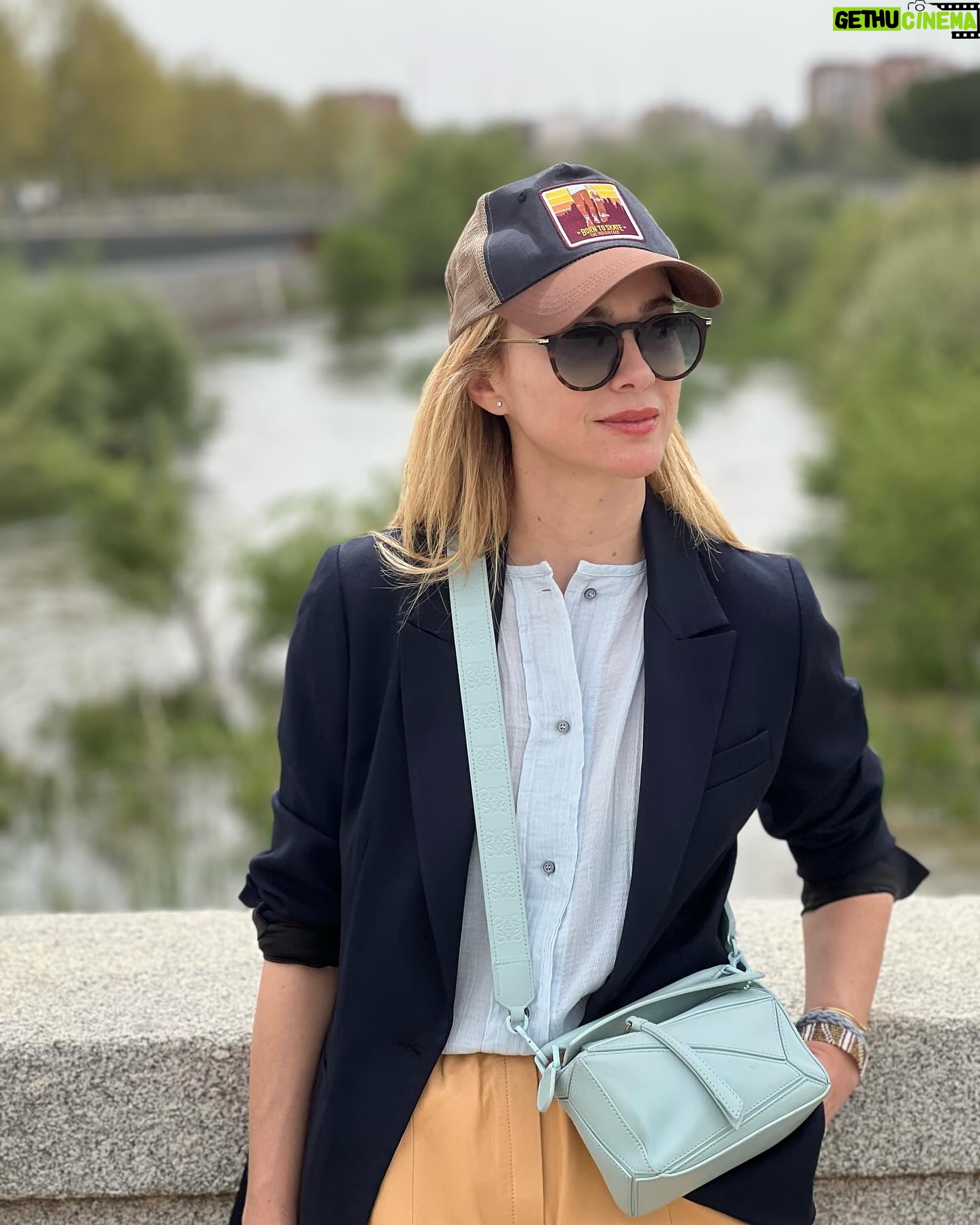 Marta Hazas Instagram - Son buenas temporadas cuando te gustan los domingos #Losdomingosfelices #primaveraenMadrid . Os etiqueto look, por lo difícil que es vestirse en esta época del año, comer fuera y no pasar ni frío ni calor @forte_forte @pomandere @ehmoda @loewe @hidn_ander