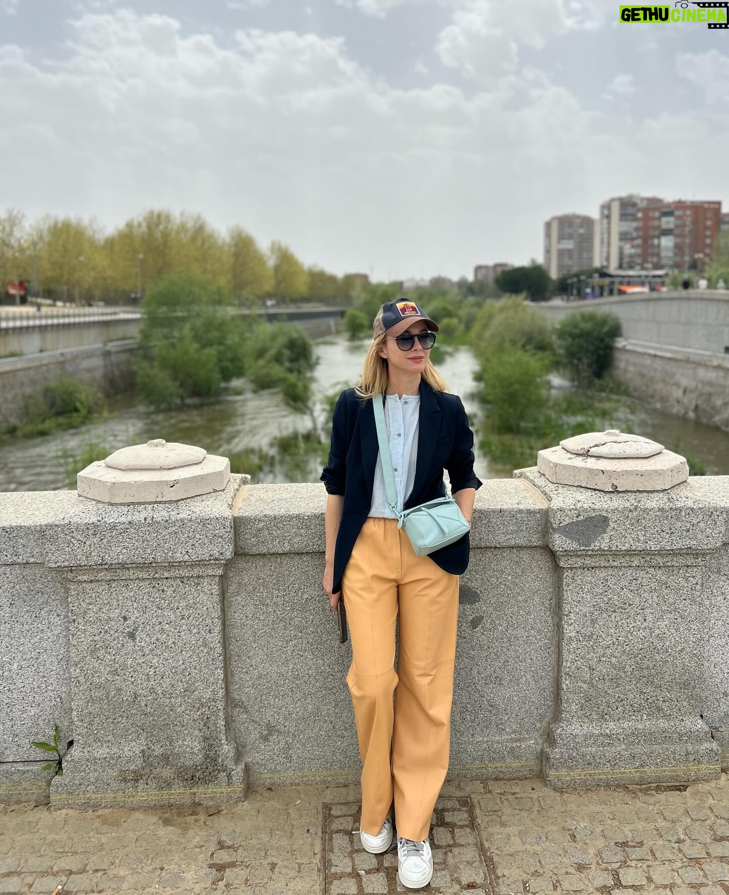 Marta Hazas Instagram - Son buenas temporadas cuando te gustan los domingos #Losdomingosfelices #primaveraenMadrid . Os etiqueto look, por lo difícil que es vestirse en esta época del año, comer fuera y no pasar ni frío ni calor @forte_forte @pomandere @ehmoda @loewe @hidn_ander