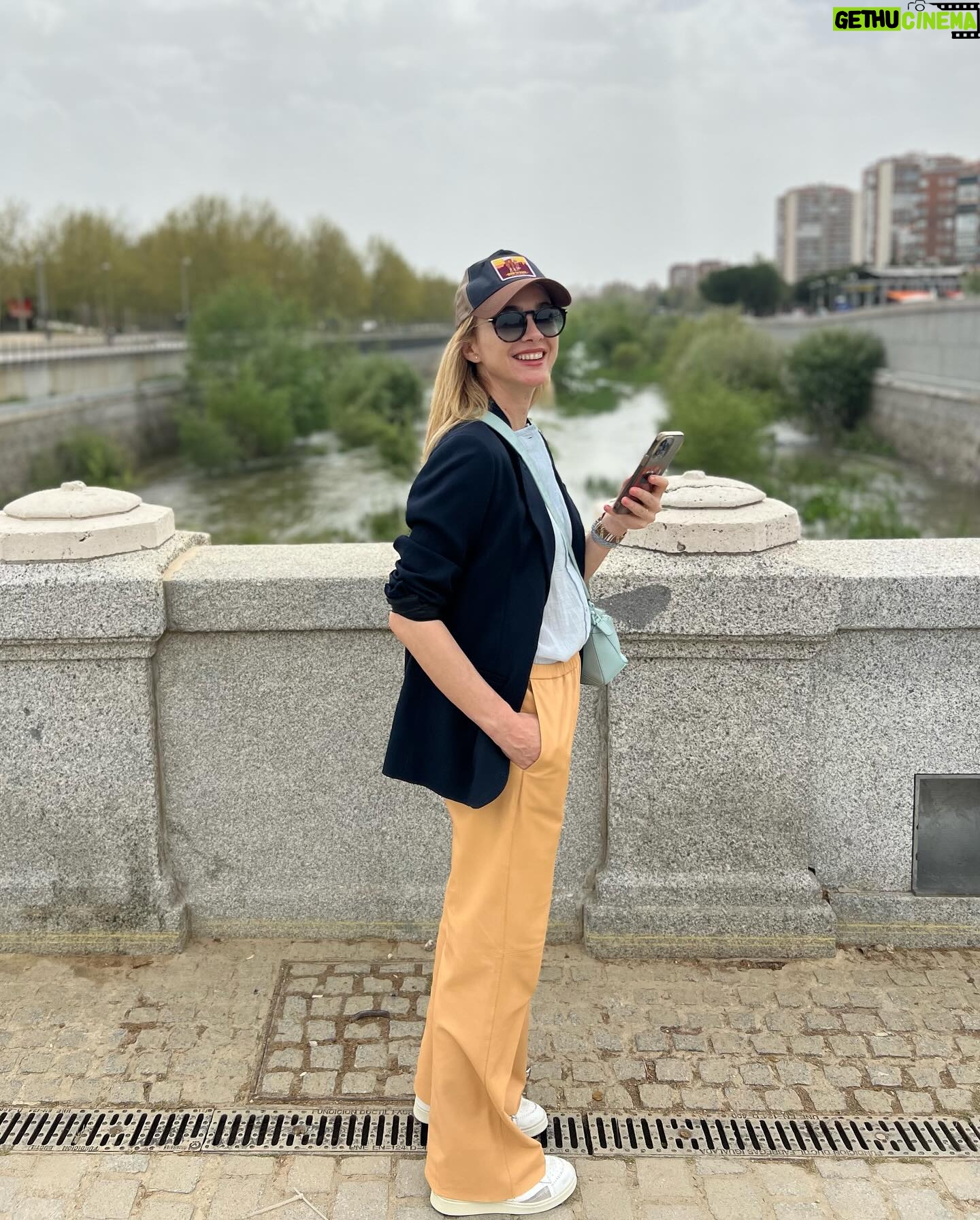 Marta Hazas Instagram - Son buenas temporadas cuando te gustan los domingos #Losdomingosfelices #primaveraenMadrid . Os etiqueto look, por lo difícil que es vestirse en esta época del año, comer fuera y no pasar ni frío ni calor @forte_forte @pomandere @ehmoda @loewe @hidn_ander