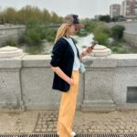 Marta Hazas Instagram - Son buenas temporadas cuando te gustan los domingos #Losdomingosfelices #primaveraenMadrid . Os etiqueto look, por lo difícil que es vestirse en esta época del año, comer fuera y no pasar ni frío ni calor @forte_forte @pomandere @ehmoda @loewe @hidn_ander