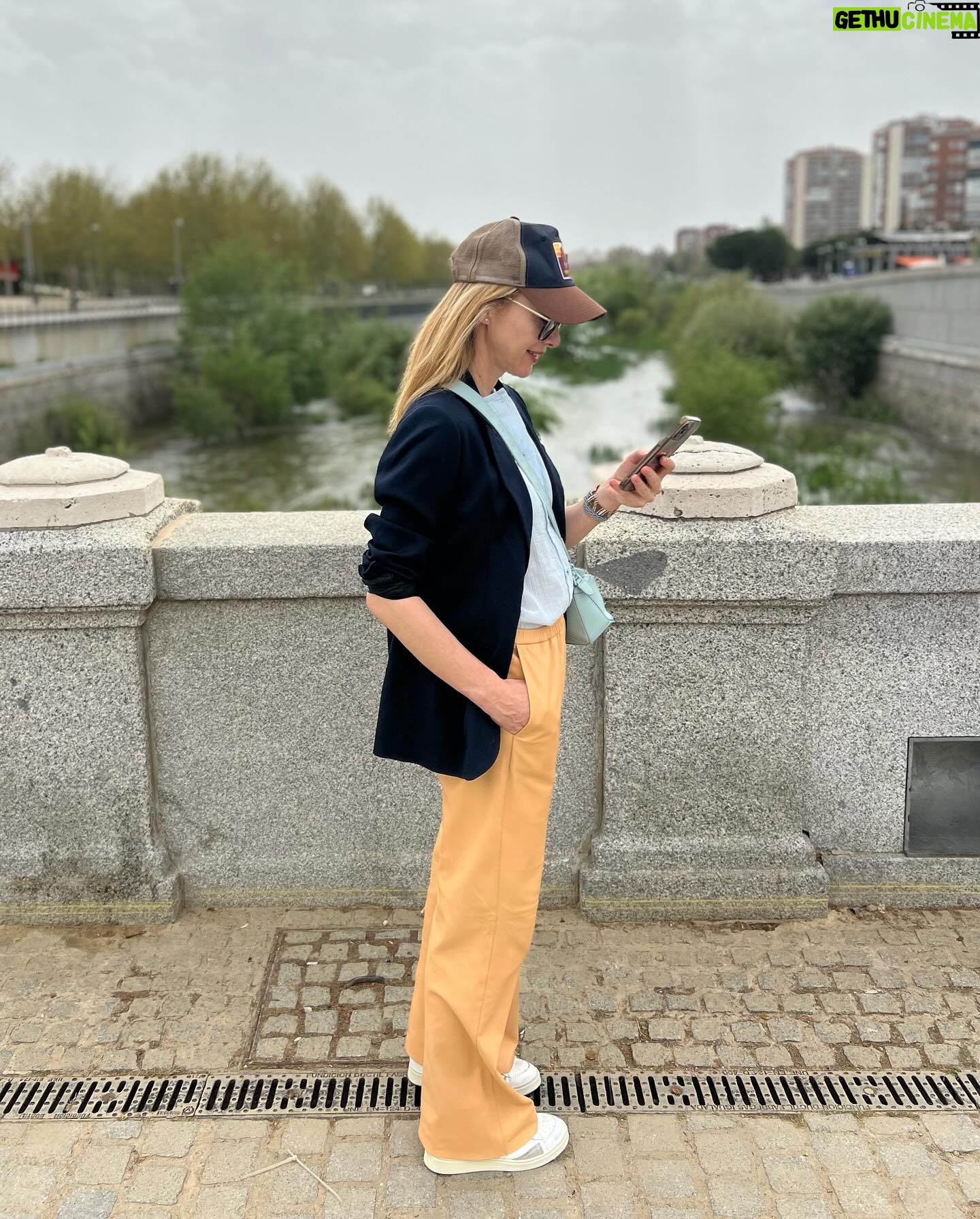 Marta Hazas Instagram - Son buenas temporadas cuando te gustan los domingos #Losdomingosfelices #primaveraenMadrid . Os etiqueto look, por lo difícil que es vestirse en esta época del año, comer fuera y no pasar ni frío ni calor @forte_forte @pomandere @ehmoda @loewe @hidn_ander