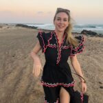Marta Hazas Instagram - Tirando de carrete de hace dos semanas y cara de sé cosas. . (Es la misma foto andando rápido en un metro cuadrado y cambiando mucho de pose en poco tiempo, que @veigajavier no tiene paciencia para el posado y los mares horizontales. Estos están bastante bien )
