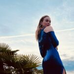 Marta Hazas Instagram - Todo lo hacen bonito en #maisonlancome Enhorabuena @melturlay por traer tanto glamour al centro de Madrid. Una noche muy divertida💙 . lookazo @zegarciaoficial MU&H @robertosiguero para @lancomeofficial @beautyexpertlancome #makeup 📸 @iciarjcarrasco @flaviorsolato @robertosiguero @voguespain
