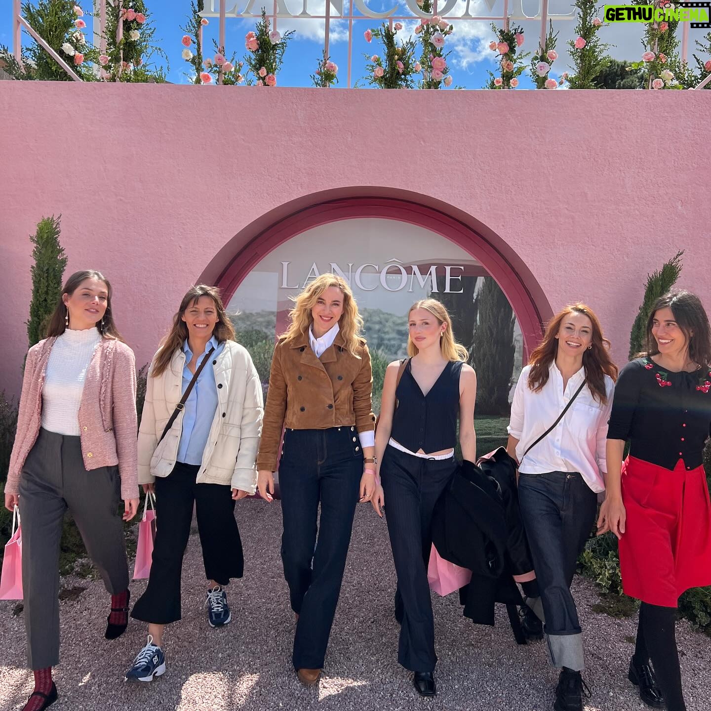 Marta Hazas Instagram - Una mañana gloriosa así, a media semana con amigas. Más de estas por favor 💕🥂 . Gracias @melturlay por invitarnos a #lamaisonlancome un miércoles cualquiera en medio de la ciudad @lancomeofficial @beautyexpertlancome @robertosiguero Tengo las mejores amigas del mundo y tres de ellas se llaman Verónica #obsesionporlasvero @veropjimenez @veronikamoral @veroamil @denisse_pmolina @caarmengonzaalez @veigajavier @agenciaegv #skincare #makeup