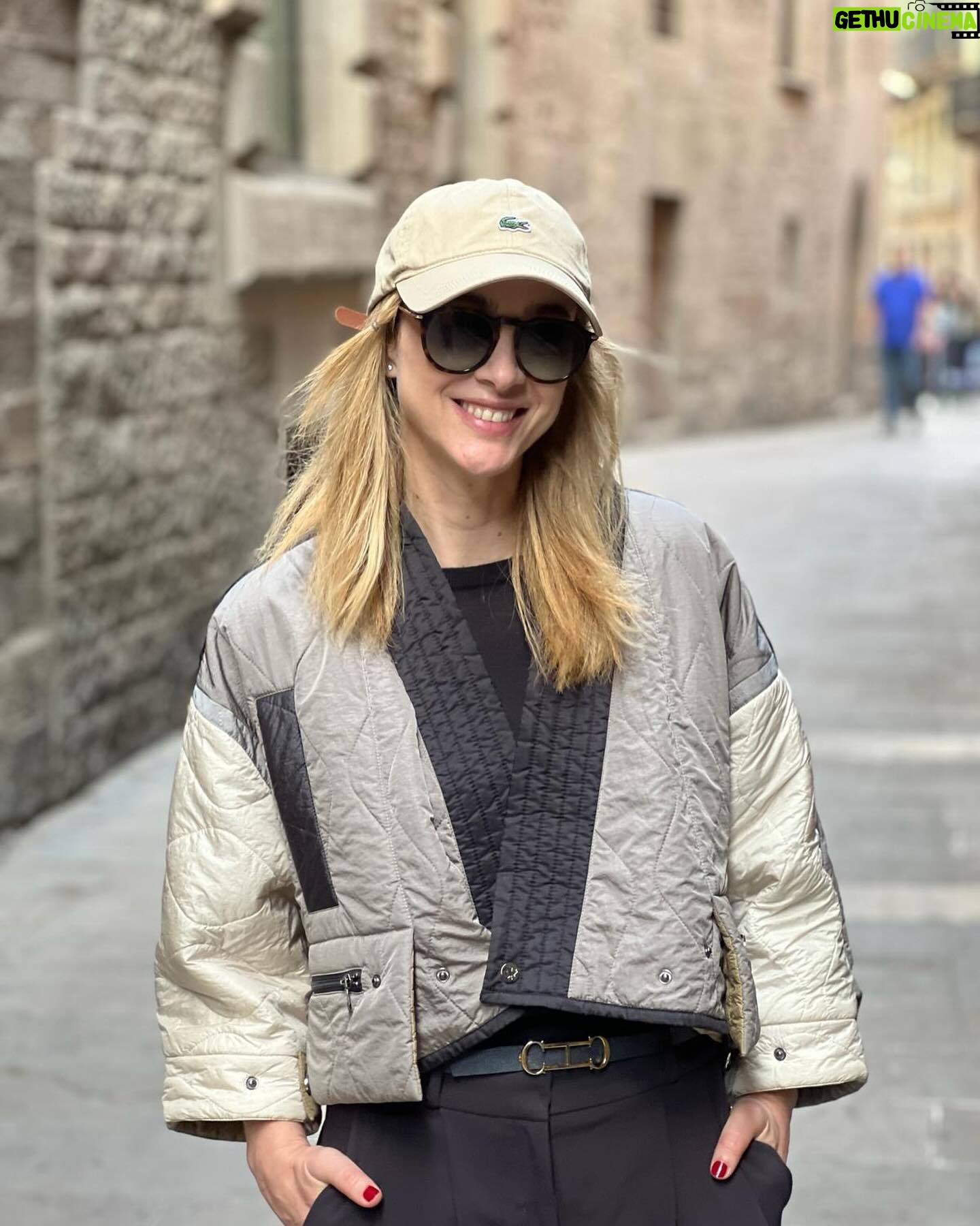 Marta Hazas Instagram - Ha vuelto el frío pero el calorSito sigue por dentro . #Madrid-bcn 👯♀️ @nazacolomina