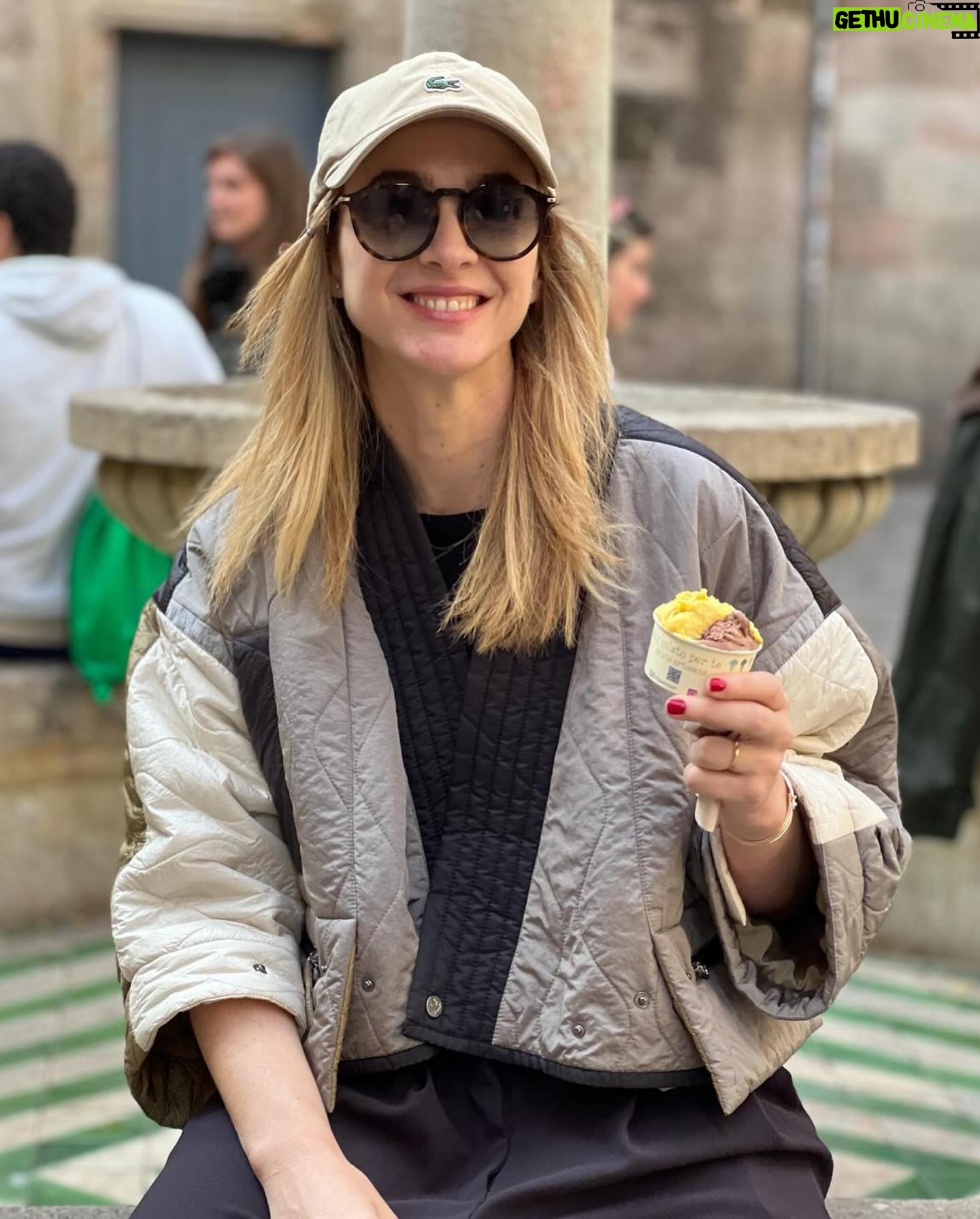 Marta Hazas Instagram - Ha vuelto el frío pero el calorSito sigue por dentro . #Madrid-bcn 👯♀️ @nazacolomina