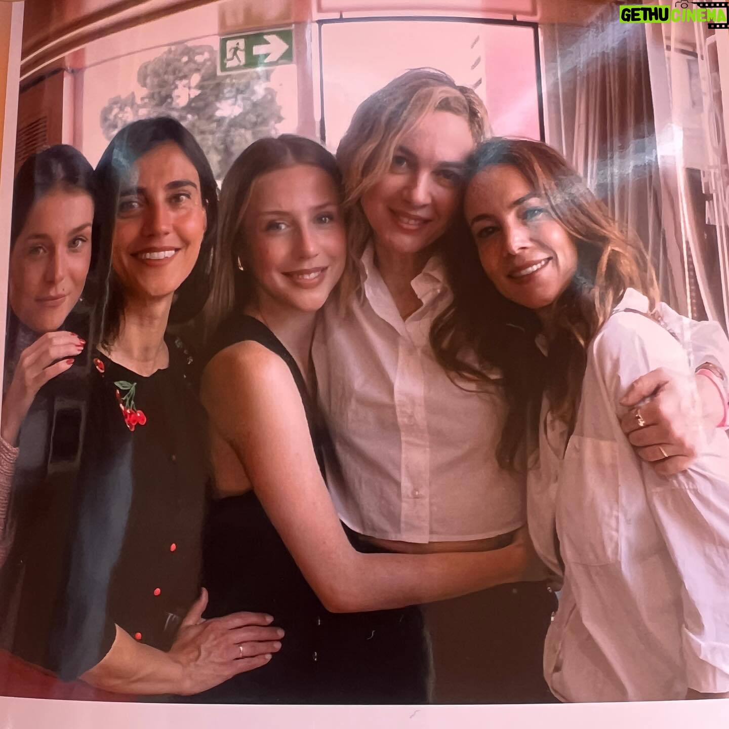 Marta Hazas Instagram - Una mañana gloriosa así, a media semana con amigas. Más de estas por favor 💕🥂 . Gracias @melturlay por invitarnos a #lamaisonlancome un miércoles cualquiera en medio de la ciudad @lancomeofficial @beautyexpertlancome @robertosiguero Tengo las mejores amigas del mundo y tres de ellas se llaman Verónica #obsesionporlasvero @veropjimenez @veronikamoral @veroamil @denisse_pmolina @caarmengonzaalez @veigajavier @agenciaegv #skincare #makeup
