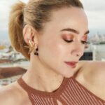 Marta Hazas Instagram - Nuevos puntos de vista 🤓😎 @woman_es FOTÓGRAFA @mirta_rojo DIRECTORA DE MODA: @martalasierra22 MAQUILLAJE Y PELUQUERÍA: @robertosiguero para @lancomeofficial @melturlay @beautyexpertlancome ASISTENTE ESTILISMO: @sara.mzl ASISTENTE DE FOTO @jota.mrtnz PRODUCCIÓN: @elena.gs10