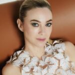 Marta Hazas Instagram - 📸 Foto para @woman_es de @lancomeofficial #makeup Descubriendo cómo utilizar una sombra verde con este resultado que me encanta, gracias a la mano artista de @robertosiguero para @beautyexpertlancome (Yo creo que más candorosa e impoluta no se puede estar para los tiempos censores de un IG cada día más aburrido y de un puritanismo mal entendido, que no nos libra de los trolls, haters y contenidos indeseados.) 😇 Maravilloso equipo que hace editoriales preciosas: FOTÓGRAFA @mirta_rojo DIRECTORA DE MODA: @martalasierra22 MAQUILLAJE Y PELUQUERÍA: @robertosiguero para @lancomeofficial @melturlay ASISTENTE ESTILISMO: @sara.mzl ASISTENTE DE FOTO @jota.mrtnz PRODUCCIÓN: @elena.gs10
