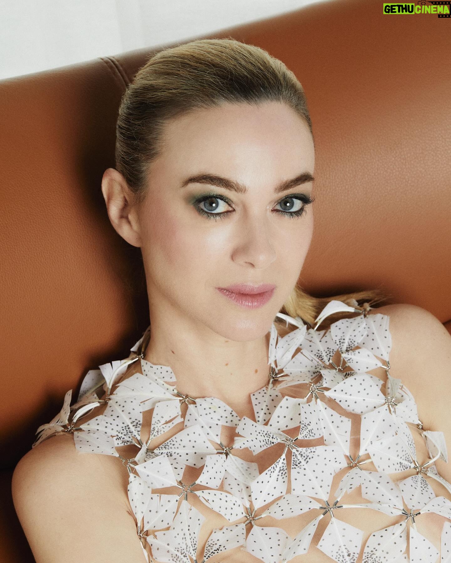 Marta Hazas Instagram - 📸 Foto para @woman_es de @lancomeofficial #makeup Descubriendo cómo utilizar una sombra verde con este resultado que me encanta, gracias a la mano artista de @robertosiguero para @beautyexpertlancome (Yo creo que más candorosa e impoluta no se puede estar para los tiempos censores de un IG cada día más aburrido y de un puritanismo mal entendido, que no nos libra de los trolls, haters y contenidos indeseados.) 😇 Maravilloso equipo que hace editoriales preciosas: FOTÓGRAFA @mirta_rojo DIRECTORA DE MODA: @martalasierra22 MAQUILLAJE Y PELUQUERÍA: @robertosiguero para @lancomeofficial @melturlay ASISTENTE ESTILISMO: @sara.mzl ASISTENTE DE FOTO @jota.mrtnz PRODUCCIÓN: @elena.gs10