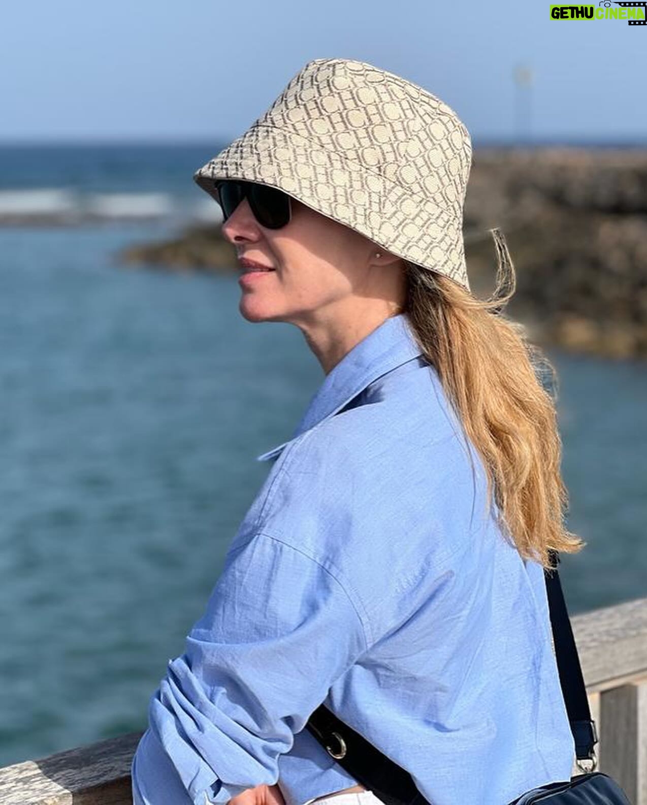 Marta Hazas Instagram - “Según me dijo Valen, Dios es humorista: es más fácil creer en él si sabes que siempre está de cachondeo, si bien tiene algunos problemas con los límites del humor”. (Mirafiori) Me ha encantado este libro. Me lo he empezado y terminado en esta escapada. Vuelta inspirada a Madrid, con todo un arsenal de decisiones a tomar 🤗 . Fotos 1 y 2 De buena mañana. Qué monerías hace siempre mi amiga @bemeknes Mil gracias. Se me ocurren mil maneras de ponérmelo @demolina La foto 3 me representa muchísimo 😂 La foto 4 protegiada para seguir reverberando 👻 Foto 5 con @veigajavier de cata, cata generalizada Foto 6 Mirafiori y tira para casa ✈️