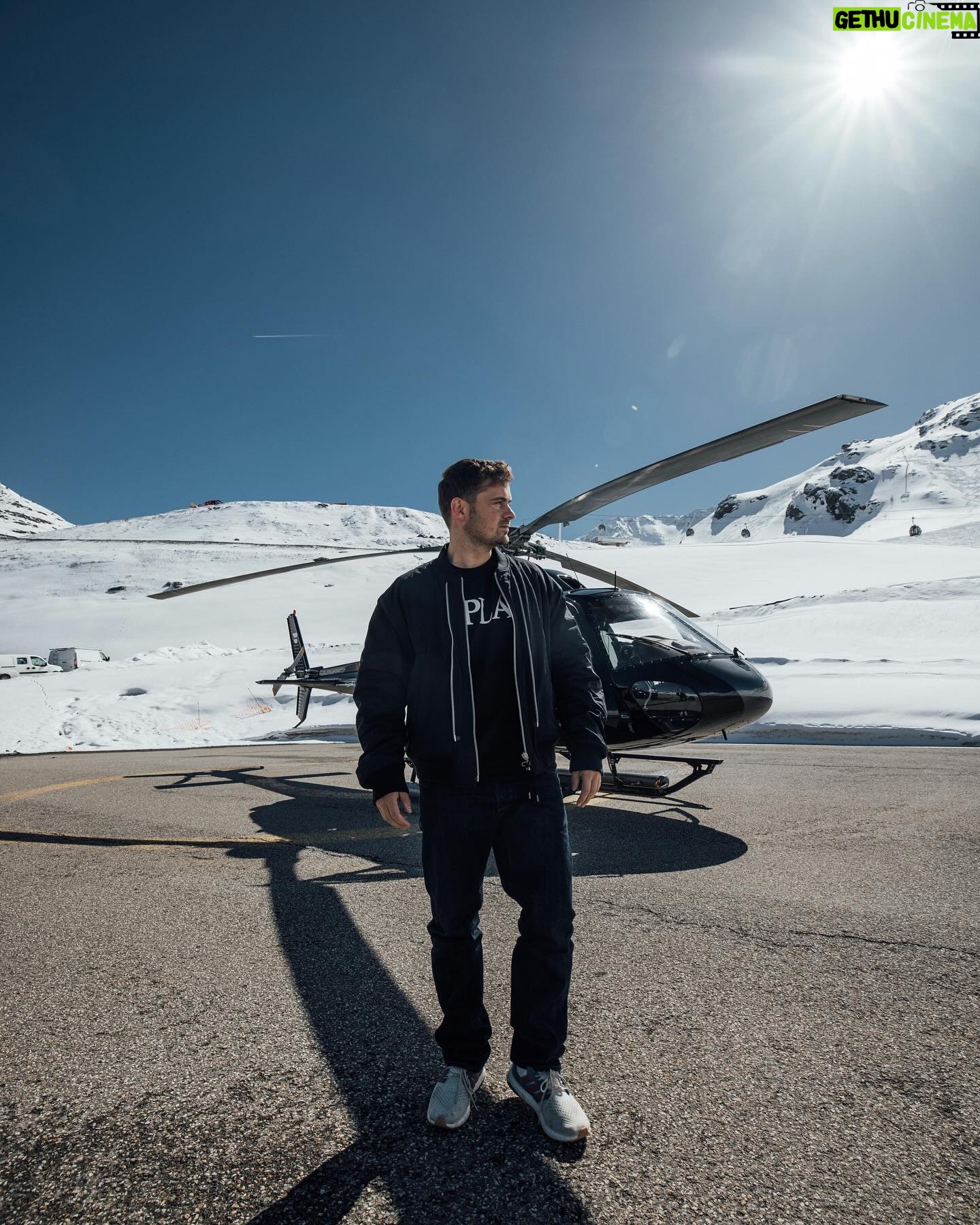 Martin Garrix Instagram - touchdown Val Thorens!
