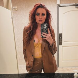 Mary Louis Kanellis-Bennett Instagram - Peek a boo.