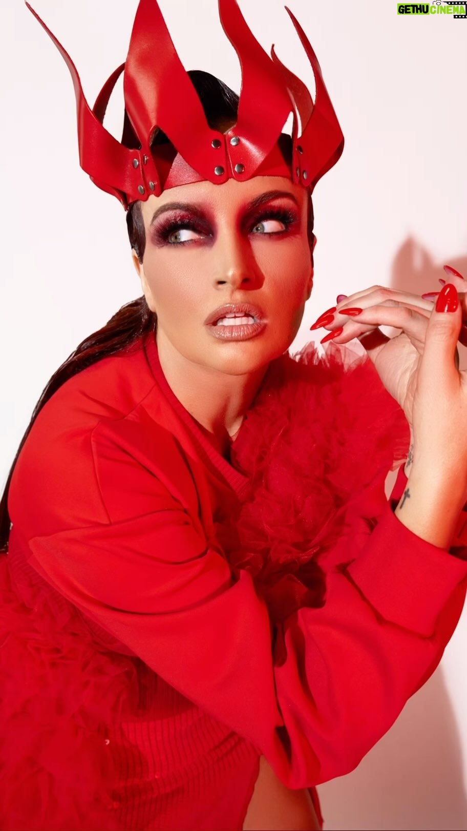 Mary Louis Kanellis-Bennett Instagram - This is my favorite photo of all time. It’s not wrestling but it’s wrestling. It’s me. Big eyes, red hair, and a crown. It’s what I aspire to be and it’s what I am. @lynn_yati @silenceoftheglam @hair.with.that.nina Top: @shopakira