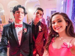 Mary Mouser Instagram - prom szn makin me miss my CK fam extra 💖🖤

(ps. Sam never has pockets so I have to ask my friends to hold my phone… clearly I need a new system bc I never learn the lesson of keeping them out of my camera roll 🙄)