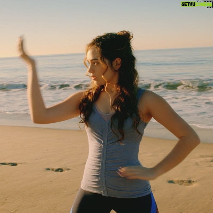 Mary Mouser Instagram - GO GO GO! Binge watch @cobrakaiseries on @NETFLIX nowwwwww!!! And then comment to tell me what your favorite fight sequence is from Seasons 1 & 2!