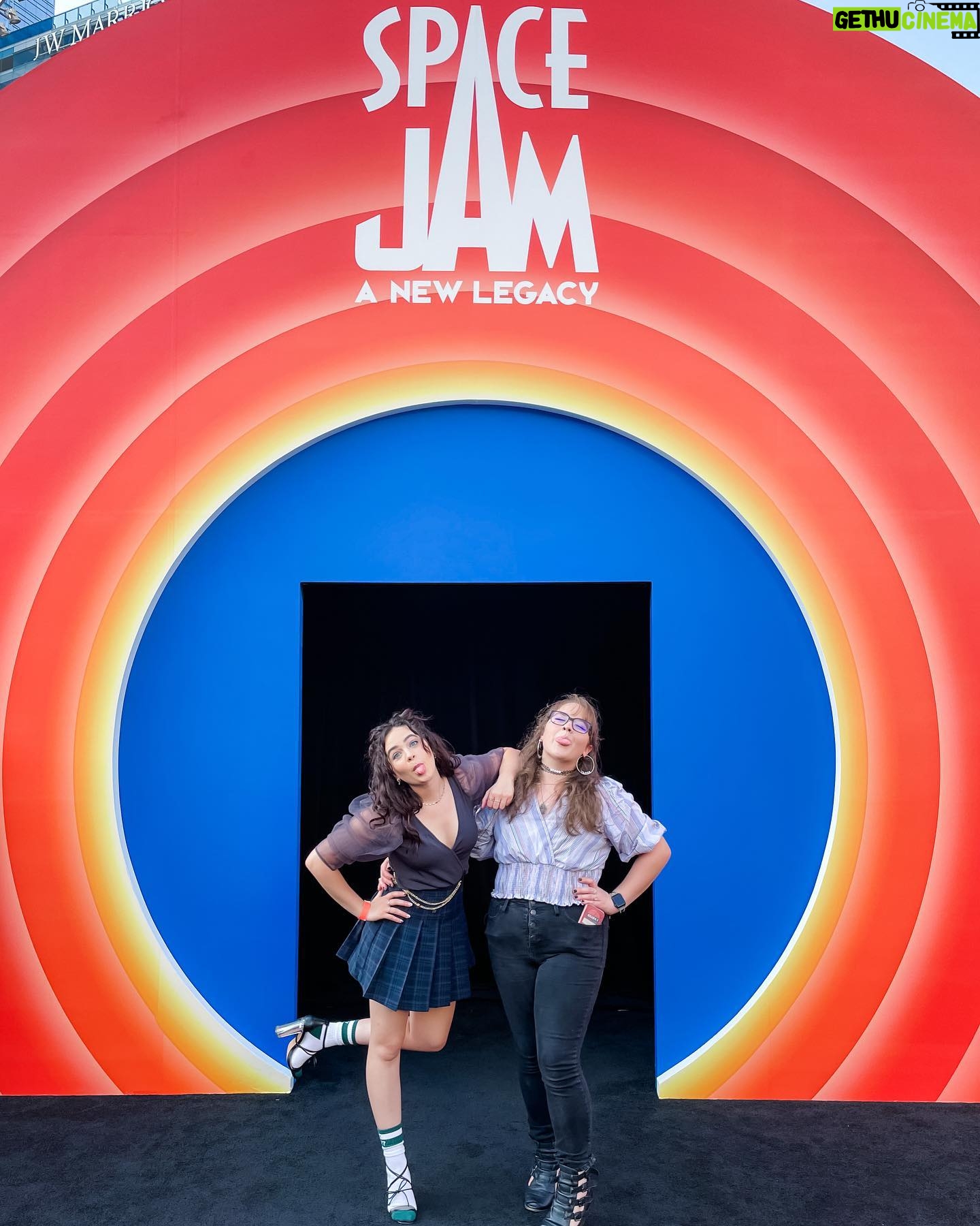 Mary Mouser Instagram - eh, bend the knee, doc. π₯ #spacejamanewlegacy premiere yesterday was epic - @ashleymousermusic and I killed it at the character matching gameβ¦ not so much at the pop-a-shot basketball game π
but had a π getting to blast off into the WB Server-verse & deff felt a little looney after all that fun π